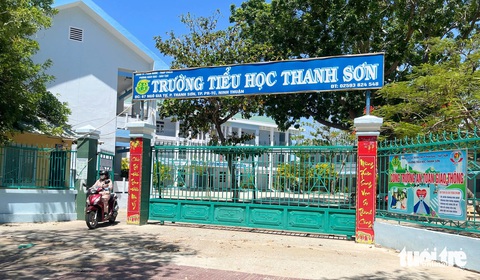 Học sinh phải đọc được 10 chữ trong sách giáo khoa mới nhận hồ sơ vào lớp 1?- Ảnh 3. Trường tiểu học Thanh Sơn, nơi xảy ra sự việc - Ảnh: DUY NGỌC
