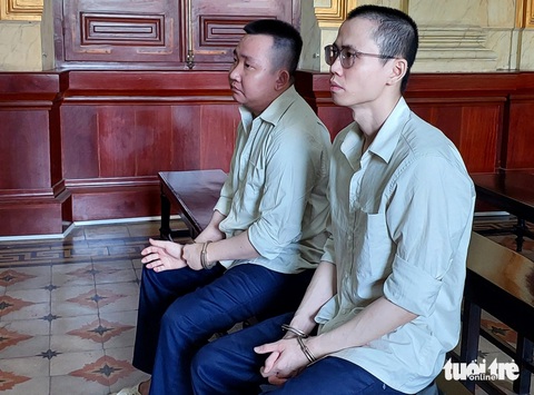 Tham ô 2,3 tỉ đồng của công ty vận chuyển, 2 nhân viên lãnh án- Ảnh 1. Bị cáo Nguyễn Văn Hênh (bên phải) và bị cáo Lại Chí Thành tại tòa - Ảnh: ĐÌNH KHẢI