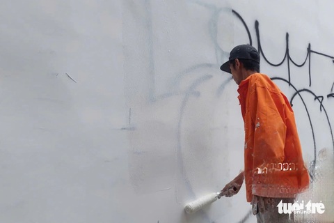 TP.HCM tiếp tục tốn thời gian, chi phí tẩy xóa hình vẽ bậy tại hầm chui Nguyễn Hữu Cảnh- Ảnh 1. TP.HCM tiếp tục tốn thời gian, chi phí tẩy xóa hình vẽ bậy tại hầm chui Nguyễn Hữu Cảnh- Ảnh 1.