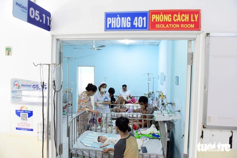 Trong đợt dịch này, các bệnh viện của TPHCM đã ghi nhận 3 trẻ tử vong liên quan đến bệnh sởi - Ảnh: DUYÊN PHAN Trong số trẻ mắc sởi nhập Bệnh viện Nhi đồng 1 (TP.HCM) điều trị có đến 2/3 trẻ ở dưới tỉnh chuyển lên và 1/3 trẻ ở TP.HCM - Ảnh: DUYÊN PHAN