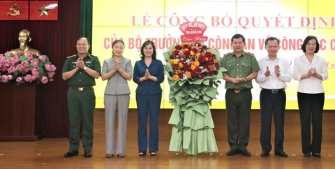 Thiếu tướng Đinh Văn Nơi làm cục trưởng Cục An ninh chính trị nội bộ- Ảnh 2. Lãnh đạo Tỉnh ủy, HĐND, UBND tỉnh Quảng Ninh tặng hoa chúc mừng thiếu tướng Đinh Văn Nơi, cục trưởng Cục An ninh chính trị nội bộ, Bộ Công an - Ảnh: Trung tâm truyền thông Quảng Ninh