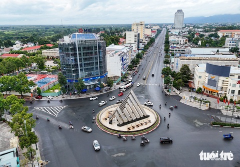 Thành phố Tây Ninh ‘tăng tốc’ để trở thành đô thị loại II- Ảnh 1. Vòng xoay trung tâm thành phố Tây Ninh - Ảnh: CHÂU TUẤN
