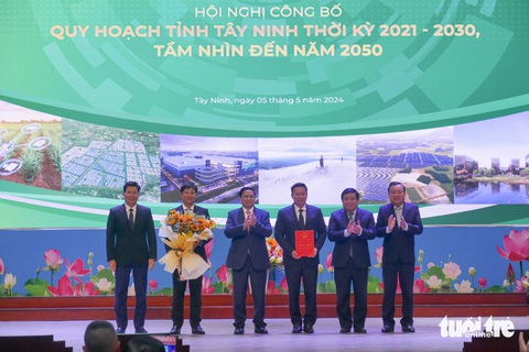 Thành phố Tây Ninh ‘tăng tốc’ để trở thành đô thị loại II- Ảnh 2. Thủ tướng Chính phủ Phạm Minh Chính trao quyết định công bố quy hoạch cho tỉnh Tây Ninh vào ngày 5-5 - Ảnh: CHÂU TUẤN