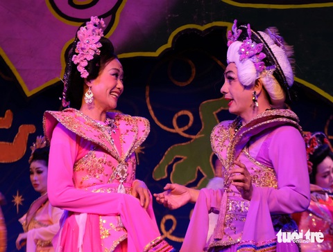 Nghệ sĩ Hồng Ánh (trái) vai bà mụ thứ 11 và Đình Toàn vai bà mụ 1 trong vở 12 bà mụ - Ảnh: LINH ĐOAN 12 bà mụ của Idecaf đi tìm câu hỏi con người được 'đúc' ra như thế nào?- Ảnh 1.