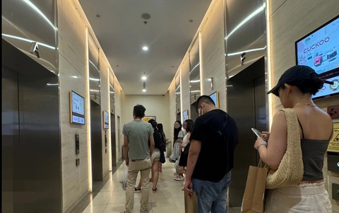 Cư dân chung cư đang ngủ, nước tràn lênh láng vào căn hộ- Ảnh 1. Cư dân xếp hàng đợi thang máy, ảnh chụp tối 3-8 - Ảnh: Người dân cung cấp