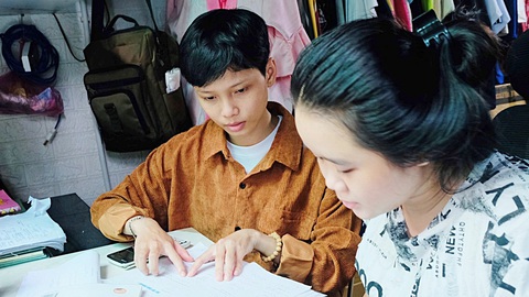 Tiếp sức đến trường: Hộp cơm nhỏ chia 2 buổi, quyết không bỏ đại học lần nữa- Ảnh 3. Trần Thị Bích Vân (trái) đi dạy kèm buổi tối để có tiền trang trải sinh hoạt phí - Ảnh: YẾN TRINH