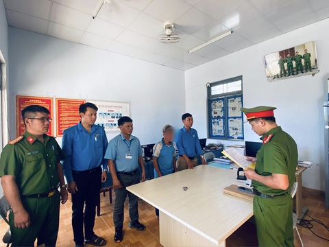 84 tuổi hiếp dâm cháu gái 15 tuổi bị câm- Ảnh 1. Công an đã khởi tố bị can đối với nghi phạm (thứ 4 từ trái qua) - Ảnh: Công an Trà Bồng
