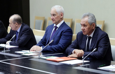 Sau Kursk, Nga sơ tán dân tại Belgorod trước nguy cơ Ukraine tấn công- Ảnh 1. Các quan chức hàng đầu Nga dự cuộc họp của Hội đồng An ninh ngày 9-8 - Ảnh: REUTERS