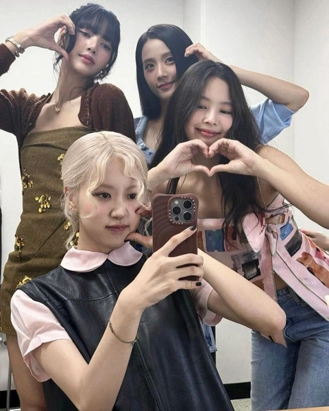 BlackPink 'xả' ảnh hậu trường lễ kỷ niệm, tiết lộ thời điểm trở lại Việt Nam- Ảnh 2. BlackPink 'xả' ảnh hậu trường lễ kỷ niệm, tiết lộ thời điểm trở lại Việt Nam- Ảnh 2.