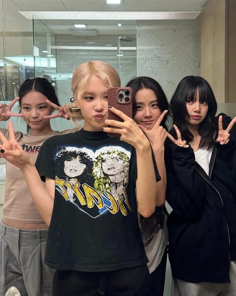 BlackPink 'xả' ảnh hậu trường lễ kỷ niệm, tiết lộ thời điểm trở lại Việt Nam- Ảnh 1. BlackPink 'xả' ảnh hậu trường lễ kỷ niệm, tiết lộ thời điểm trở lại Việt Nam- Ảnh 1.