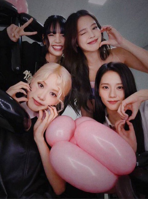 BlackPink 'xả' ảnh hậu trường lễ kỷ niệm, tiết lộ thời điểm trở lại Việt Nam- Ảnh 4. BlackPink 'xả' ảnh hậu trường lễ kỷ niệm, tiết lộ thời điểm trở lại Việt Nam- Ảnh 4.