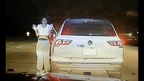 Chạy xe tới gần 200km/h với lý do 'ngã ngửa': Sắp hết xăng- Ảnh 1. Tài xế đã bị bắt sau khi chạy quá tốc độ một cách nghiêm trọng. Vụ việc này một lần nữa nhắc nhở mọi người về những hành vi nguy hiểm khi tham gia giao thông, cũng như sự cần thiết phải giữ bình tĩnh và lý trí khi đối mặt với những tình huống khó khăn trên đường - Ảnh: Carscoops