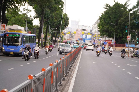 Dùng dây cáp chằng cổng chào giữa đường gây nguy hiểm- Ảnh 2. Dùng dây cáp chằng cổng chào giữa đường gây nguy hiểm- Ảnh 2.
