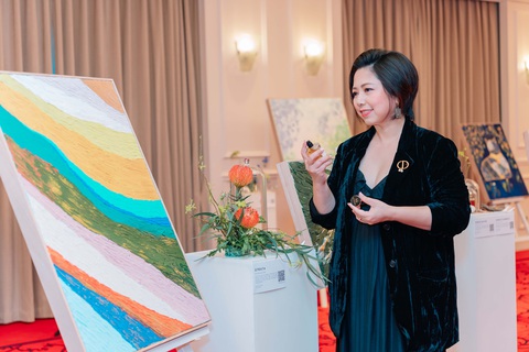 Huỳnh Hải Yến mang đến triển lãm mùi hương kết hợp hội họa thú vị - Ảnh: NVCC Journey through Scents: Ngắm tranh và 'ngắm' cả hương- Ảnh 1.