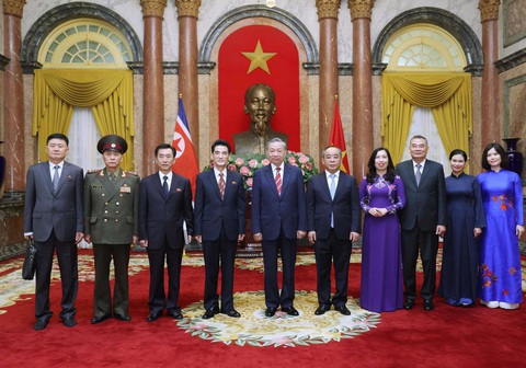Tổng Bí thư, Chủ tịch nước Tô Lâm tiếp đại sứ các nước trình quốc thư- Ảnh 4. Tổng Bí thư, Chủ tịch nước Tô Lâm và một số lãnh đạo Bộ Ngoại giao, Văn phòng Chủ tịch nước chụp ảnh cùng đoàn của Đại sứ Triều Tiên Ri Sung Guk - Ảnh: TTXVN