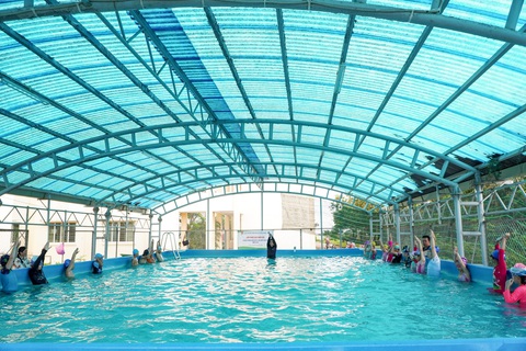 Các học sinh được chia tập theo từng nhóm, người bơi giỏi sẽ chỉ ngược lại những bạn còn yếu - Ảnh: AN VI Lớp dạy bơi miễn phí cho trẻ ở huyện đảo TP.HCM- Ảnh 3.