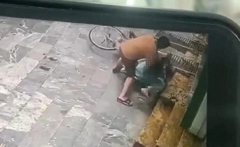 Đâm vợ cũ 10 nhát dao vì 'không cho vay tiền chữa bệnh cho cha'- Ảnh 2. Hình ảnh Phương dùng dao đâm vợ cũ gục trên vỉa hè - Ảnh cắt từ camera an ninh