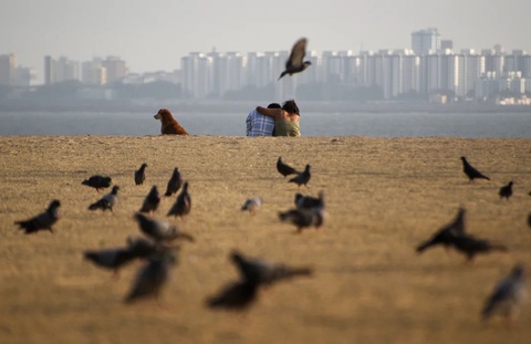 Cặp đôi ngồi trên bờ biển tại Mumbai, Ấn Độ - Ảnh: CNN Một cặp đôi ngồi trên bờ biển tại Mumbai, Ấn Độ - Ảnh: CNN