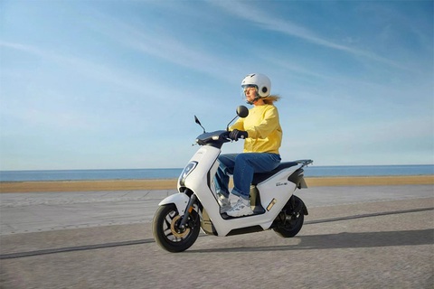 Honda sắp làm... xe máy điện Yamaha- Ảnh 2. Cái bắt tay giữa Honda và Yamaha để giải quyết 3 vấn đề: cùng chia sẻ bộ phận làm xe tay ga 50cc, phát triển xe tay ga 50cc thế hệ mới và phổ biến xe máy điện hạng nhẹ - Ảnh: Honda