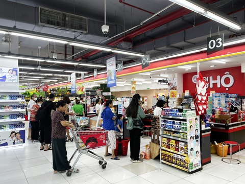 WinMart tung hàng 'giá siêu rẻ' phục vụ người tiêu dùng- Ảnh 3. WinMart tung hàng 'giá siêu rẻ' phục vụ người tiêu dùng- Ảnh 3.
