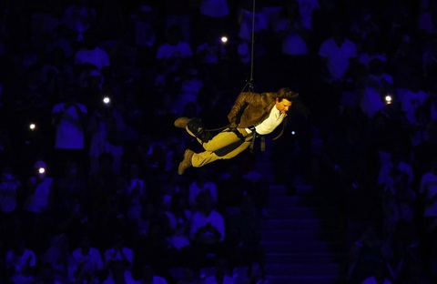 Tom Cruise đu dây như Mission: Impossible tại lễ bế mạc Olympic 2024- Ảnh 13. Tom Cruise đu dây như Mission: Impossible tại lễ bế mạc Olympic 2024- Ảnh 13.