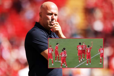 Liverpool có chiêu đá phạt góc lạ dưới thời HLV Arne Slot- Ảnh 1. Liverpool có chiến thuật đá phạt góc lạ lẫm dưới thời tân HLV Arne Slot