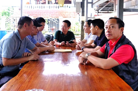 Hành trình tiến vào sào huyệt bắt 155 nghi phạm lừa đảo quốc tế 'người Việt lừa người Việt'- Ảnh 1. Lực lượng công an Việt - Lào bàn phương án để tổ chức triệt phá đường dây lừa đảo quốc tế - Ảnh: CACC