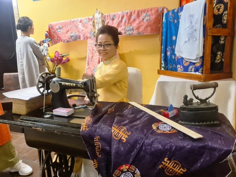 Mì Quảng là di sản văn hóa phi vật thể quốc gia- Ảnh 5. Nghề may, mặc áo dài truyền thống Huế vừa được ghi danh vào danh mục di sản văn hóa phi vật thể quốc gia - Ảnh: NHẬT LINH