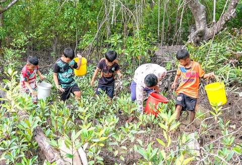 Mùa hè của trẻ nghèo nơi cửa biển- Ảnh 1. Mùa hè của trẻ nghèo nơi cửa biển- Ảnh 1.