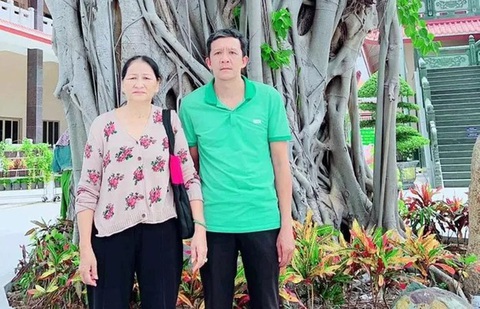 Ông Mai Lê Duy Quang cùng vợ - Ảnh: NVCC Những 'người hùng đời thực' cứu người trên cầu Phú Mỹ: Hoàn cảnh đó, ai cũng lao vào cứu thôi- Ảnh 5.