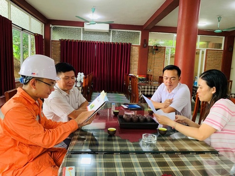 Điện lực Hoa Lư (PC Ninh Bình) tư vấn khách hàng sử dụng điện tiết kiệm.jpg Điện lực Hoa Lư (PC Ninh Bình) tư vấn khách hàng sử dụng điện tiết kiệm