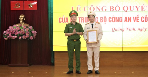 Thiếu tướng Đinh Văn Nơi làm cục trưởng Cục An ninh chính trị nội bộ- Ảnh 1. Thiếu tướng Nguyễn Ngọc Lâm, thứ trưởng Bộ Công an, trao quyết định của bộ trưởng Bộ Công an cho Đại tá Trần Văn Phúc - Ảnh: Trung tâm truyền thông Quảng Ninh