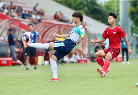 U21 LPBank Hoàng Anh Gia Lai vô địch Giải U21 quốc gia 2024- Ảnh 2. Quốc Việt (trái) của U21 LPBank Hoàng Anh Gia Lai trong trận chung kết - Ảnh: HAGL FC