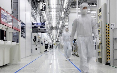 Employees of Samsung Electronics Co. check equipment of the clean room of its semiconductor production facility. (image: Samsung Electronics) Chất bán dẫn và ô tô dẫn đầu kim ngạch xuất khẩu của Hàn Quốc- Ảnh 1.