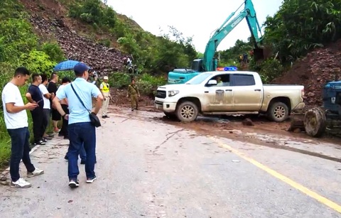 Hành trình tiến vào sào huyệt bắt 155 nghi phạm lừa đảo quốc tế 'người Việt lừa người Việt'- Ảnh 4. Đường về thủ đô Vientiane bị sạt lở khiến ban chuyên án không thể đi qua - Ảnh: CACC