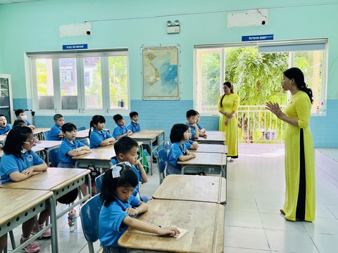 Công bố lịch tựu trường năm học mới: TP.HCM, Khánh Hòa sớm nhất- Ảnh 1. Học sinh TP.HCM năm nay tựu trường sớm nhất vào ngày 19-8 đối với các em học sinh lớp 1. Trong ảnh là những học sinh lớp 1 tại Trường tiểu học Đinh Tiên Hoàng, quận 1, TP.HCM rèn nề nếp ngày đầu tiên đi học bậc tiểu học - Ảnh: MỸ DUNG