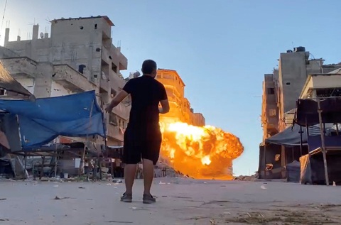 Tin tức thế giới 12-8: Trực thăng đâm vào nóc khách sạn ở Úc; Hamas không muốn đàm phán nữa- Ảnh 1. Ngọn lửa bốc lên sau cuộc không kích của Israel vào một tòa nhà tại thành phố Gaza, Dải Gaza trong ảnh chụp từ video hôm 11-8 - Ảnh: REUTERS