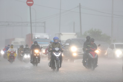 Thời tiết hôm nay 13-8: Bắc Bộ vẫn mưa to, Nam Bộ mưa tăng thêm- Ảnh 1. Hôm nay thời tiết Nam Bộ ngày nắng gián đoạn, trưa về chiều tối mưa tăng, có nơi mưa vừa - Ảnh: PHƯƠNG QUYÊN