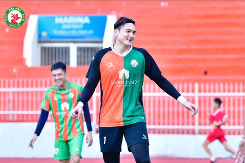 Thủ môn Đặng Văn Lâm sắp gia nhập CLB hạng nhất- Ảnh 2. Thủ môn Đặng Văn Lâm tập luyện cùng CLB Quy Nhơn Bình Định hồi cuối tháng 7 - Ảnh: QNBĐ FC