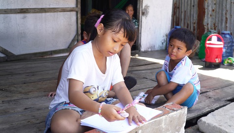 Mùa hè của trẻ nghèo nơi cửa biển- Ảnh 2. Mùa hè của trẻ nghèo nơi cửa biển- Ảnh 2.