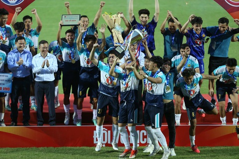 U21 LPBank Hoàng Anh Gia Lai vô địch Giải U21 quốc gia 2024- Ảnh 1. U21 LPBank Hoàng Anh Gia Lai ăn mừng với cúp vô địch - Ảnh: HAGL FC