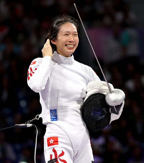 Olympic Paris 2024 đáng nhớ dù nhiều tranh cãi!- Ảnh 4. Cử nhân luật Đại học StanFord và học tiến sĩ Luật tại Trung Quốc là chân dung kiếm thủ Vivian Kong - Hong Kong - Ảnh: REUTERS