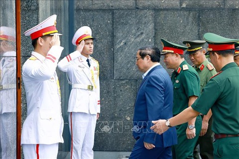 Thủ tướng kiểm tra công tác tu bổ Lăng Chủ tịch Hồ Chí Minh năm 2024- Ảnh 2. Thủ tướng Phạm Minh Chính kiểm tra công tác tu bổ định kỳ công trình Lăng Chủ tịch Hồ Chí Minh năm 2024 - Ảnh: TTXVN
