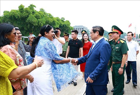 Thủ tướng kiểm tra công tác tu bổ Lăng Chủ tịch Hồ Chí Minh năm 2024- Ảnh 3. Thủ tướng Phạm Minh Chính gặp gỡ du khách quốc tế đến viếng Chủ tịch Hồ Chí Minh - Ảnh: TTXVN