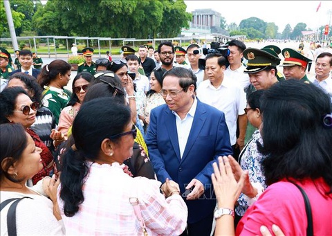 Thủ tướng kiểm tra công tác tu bổ Lăng Chủ tịch Hồ Chí Minh năm 2024- Ảnh 4. Thủ tướng Phạm Minh Chính gặp gỡ du khách quốc tế đến viếng Chủ tịch Hồ Chí Minh - Ảnh: TTXVN
