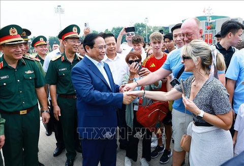 Thủ tướng kiểm tra công tác tu bổ Lăng Chủ tịch Hồ Chí Minh năm 2024- Ảnh 5. Thủ tướng Phạm Minh Chính gặp gỡ du khách quốc tế đến viếng Chủ tịch Hồ Chí Minh - Ảnh: TTXVN