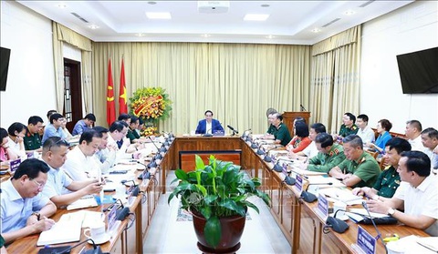 Thủ tướng kiểm tra công tác tu bổ Lăng Chủ tịch Hồ Chí Minh năm 2024- Ảnh 6. Thủ tướng Phạm Minh Chính làm việc với Ban quản lý Lăng Chủ tịch Hồ Chí Minh - Ảnh: TTXVN