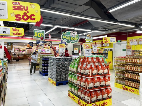 WinMart tung hàng 'giá siêu rẻ' phục vụ người tiêu dùng- Ảnh 1. WinMart tung hàng 'giá siêu rẻ' phục vụ người tiêu dùng- Ảnh 1.