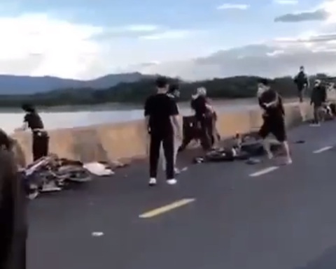 Vụ tai nạn khiến 1 học sinh tử vong, thanh niên còn lại bị thương nặng, h2i xe hư hỏng - Ảnh chụp màn hình Vụ tai nạn khiến 1 học sinh tử vong - Ảnh chụp màn hình