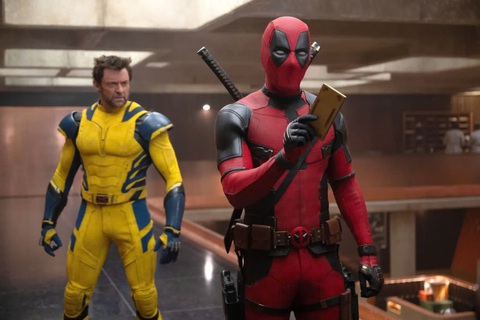 Deadpool và Wolverine thu hút khán giả ở kịch bản hài hước, dí dỏm - Ảnh: Disney Deadpool và Wolverine vượt mốc doanh thu 1 tỉ USD, lăm le soán ngôi Joker- Ảnh 2.